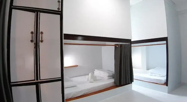 OYO 544 Sleep Sloth Hostel, Забронировать Хостел Отели Чиангмай с парковкой, рядом с Wat Srisupan, Парковка