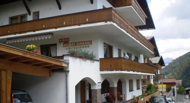 Haus Helmut Schranz, Забронировать Отель Отели Санкт-Антон-ам-Арльберг с парковкой, рядом с Train Station Sankt Anton am Arlberg, Парковка