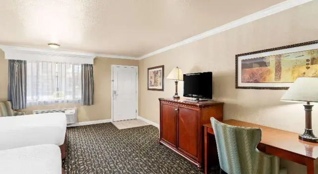 Четырёхместный номер Standard с балконом Best Western Miners Inn Yreka