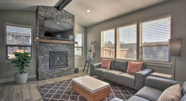 Bend Home w/ Patio + Fire Pits < 3 Mi to Dtwn, Rezerwuj Dom wakacyjny Bend Bachelor