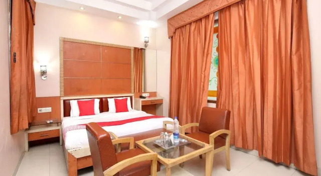 OYO 15906 Aaditya Continental, Book Hotel Amritsar Punjab