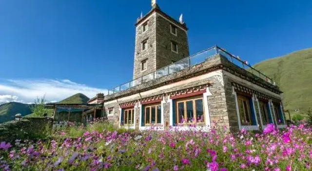 GangkarDzong Manor Hotel(康定新都桥GangkarDzong·贡嘎宗庄园酒店), Buchen Sie Hotel Watrel Sichuan