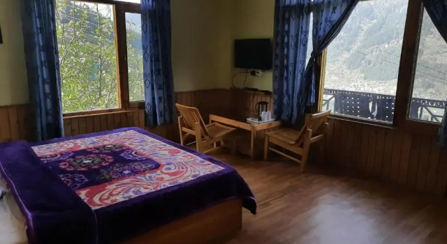 The East Ridge Cottage by Atrangiz Stays, Забронировать Отель Отели Манали с парковкой, Парковка