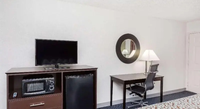 Номер Standard Days Inn by Wyndham Hendersonville