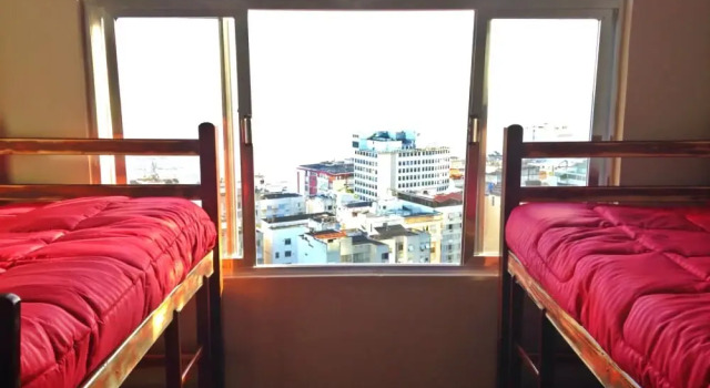 Abraço Carioca Favela Hostel, Забронировать Хостел Хостелы Рио-де-Жанейро, рядом с Пляж Леме, Хостел