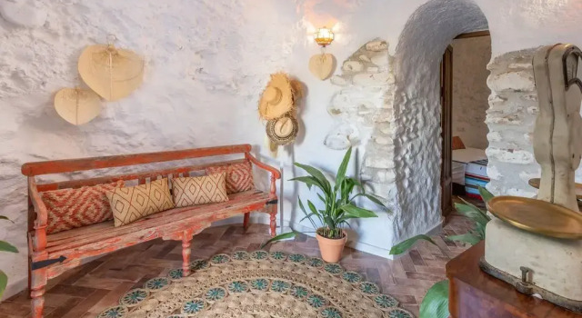 Traditional Cave House with swimming pool near to city center. Cueva del Cadí, Book Hotel Lancha del Genil Spain