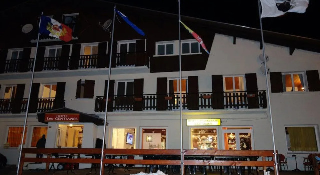 Hotel Bar Restaurant Les Gentianes, Rezerwuj Hotel La Morte 