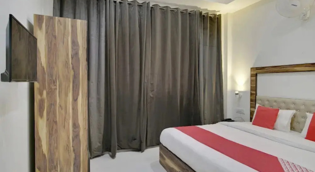 Crown Resort And Restaurent by OYO Rooms, Забронировать Курортный отель Амбала штат Харьяна
