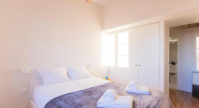 Modern 2BR Duplex Downtown by Art District by LovelyStay, Забронировать Отель Порту Регион Порту, рядом с Lapa Metro Station