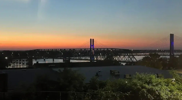 Четырёхместный номер Standard с видом на реку Microtel Inn & Suites by Wyndham Quincy Downtown - River Area