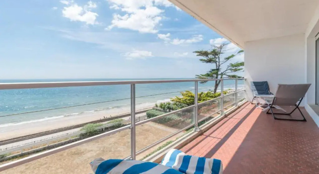 Апартаменты Appartement familial sur la plage de Bonne-Source