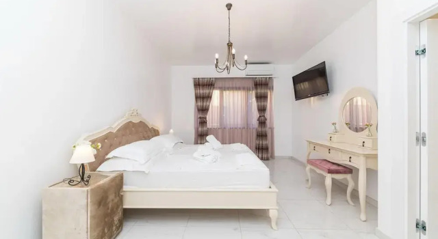 Beautiful Home in Kastel Stari with Hot Tub, Sauna & Outdoor Swimming Pool, Rezerwuj Dom wakacyjny Hotele w Split-Dalmatia County z parkingiem, Parking