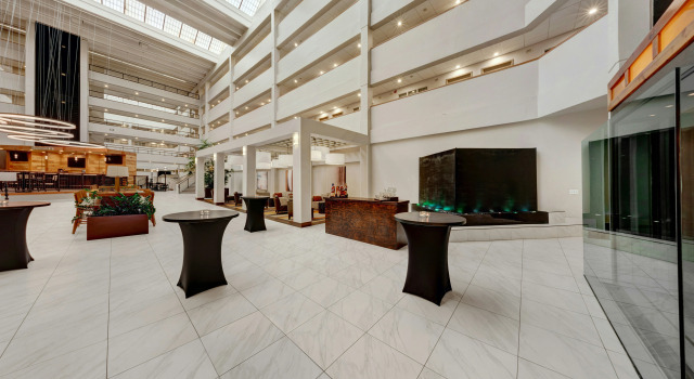Brookfield Suites Hotel & Convention Center, Varaa Hotelli Brookfield Wisconsin, lähellä Brookfield Square Mall