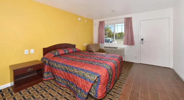 Номер Standard Budget Inn by 101 Bus from Downtown