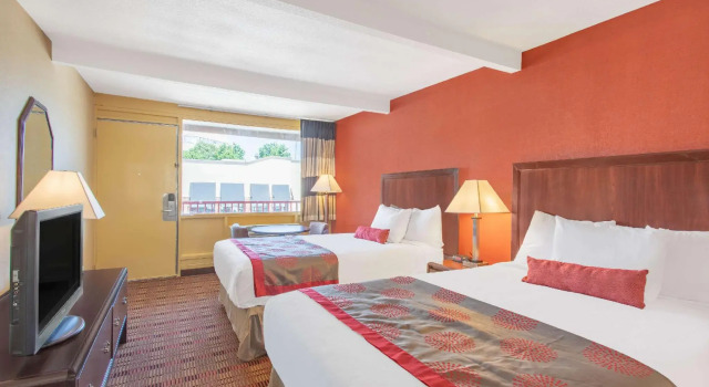 Четырёхместный номер Standard Ramada Limited Cockeysville