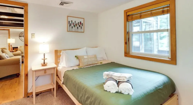 Коттедж Walk to Beaches: Tree-lined Pocono Lake Retreat!