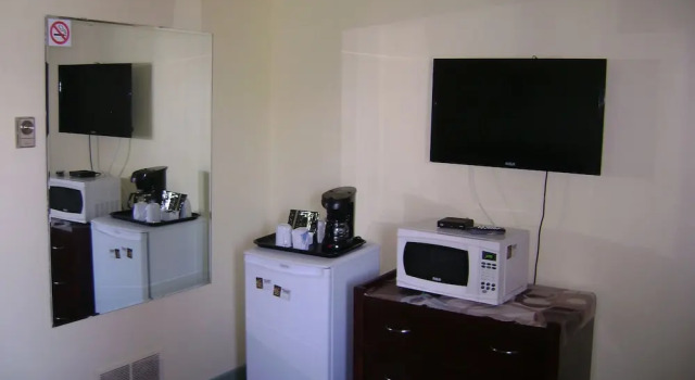 Четырёхместный номер Standard с балконом Orangeville Motel