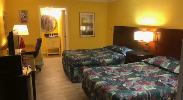 Четырёхместный номер Deluxe с балконом Dragon INN & Suites