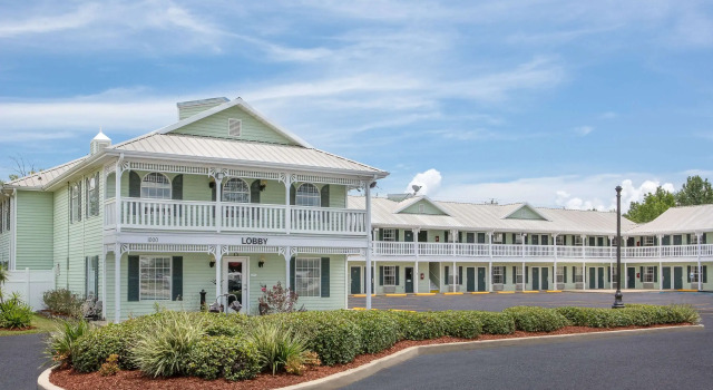 Super 8 by Wyndham Bay St. Louis, Забронировать Отель Бей-Сент-Луис Миссисипи - побережье