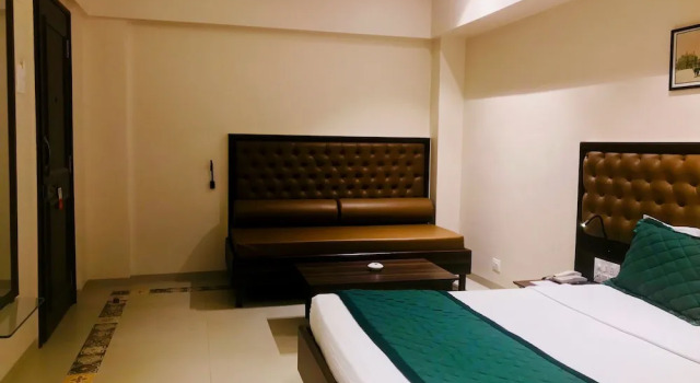 Трёхместный номер Standard West End Hotel