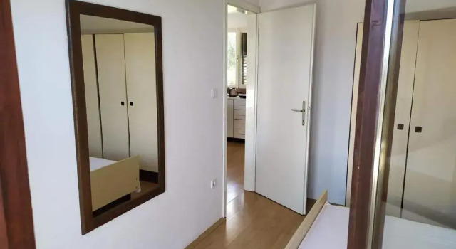 Apartments 1st line to sea and beach,quiet area,private parking,terrace with sea view, Забронировать Апартаменты/квартира Отели Врбоска с парковкой, рядом с Частный Пляж «Виллы Эмма», Парковка