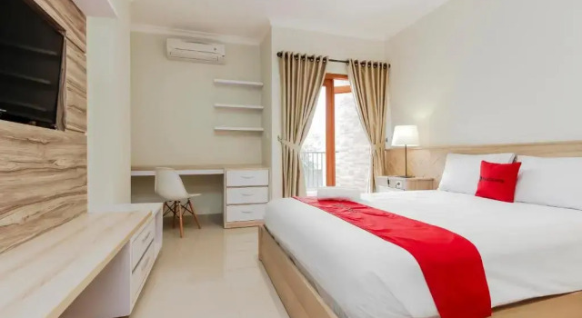 Люкс RedDoorz Premium near Ragunan Zoo 2
