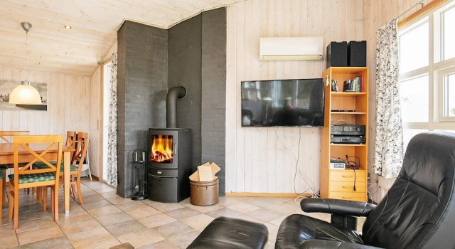 Cozy Holiday Home in Vejers Strand With Whirlpool, Boek Hotel 3-sterren hotels in Ho, 3*