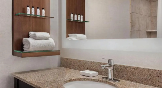 Четырёхместный номер Standard Delta Hotels by Marriott Bristol
