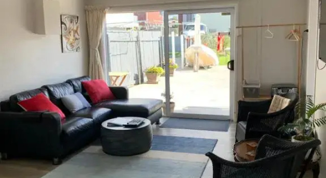 Beside the sea, park up and relax - Just 20 steps to the beach - Wi-Fi & Linen, Rezerwuj Apartament Hotele w Auckland Region z parkingiem, Parking