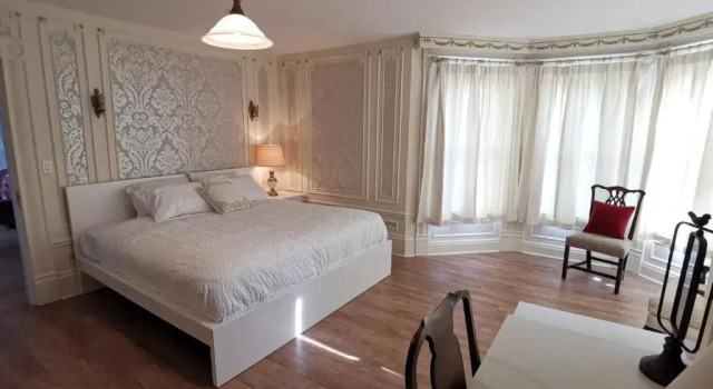 Семейный люкс By The River B&B