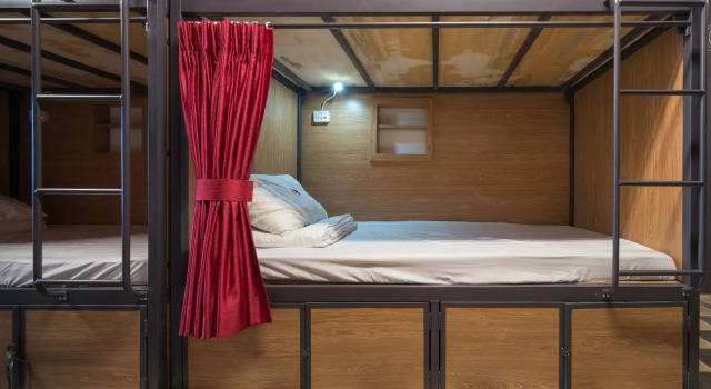 Кровать в общем номере 24h Saigon Hotel