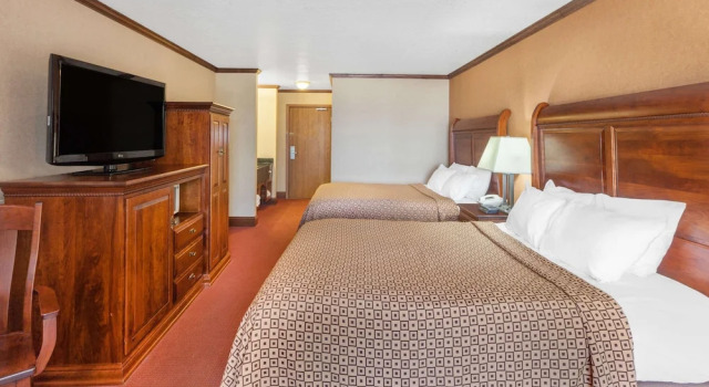 Четырёхместный номер Deluxe с балконом и с видом на озеро Ramada by Wyndham Mackinaw City Waterfront