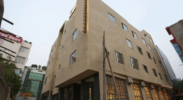 OYO 14481 Almati Inn, Забронировать Отель Отели Нью-Дели с парковкой, Парковка