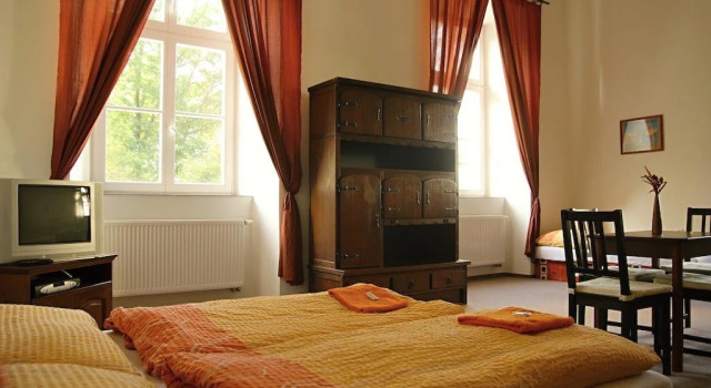 Penzion Zámek Rozsochatec, Rezerwuj Hotel Hotele w Central Bohemia z parkingiem, Parking