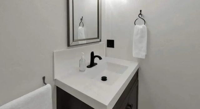 Tejas Suite Walking Distance to Main St!, Забронировать Дом для отпуска Фредериксберг Texas Wine Country, рядом с Театр Rockbox