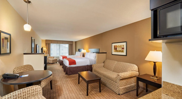 Четырёхместный люкс Holiday Inn Express & Suites - El Paso North by IHG