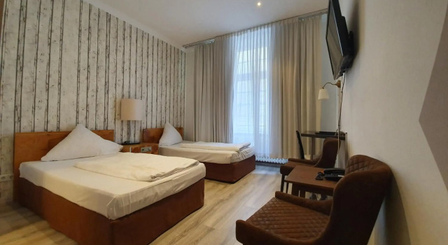 Erlanger Hof, Rezervați Hotel Neukölln Berlin, aproape de Boddinstraße Underground Station