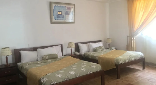 Четырёхместный номер Deluxe Embassy Suites Hotels & Restaurant