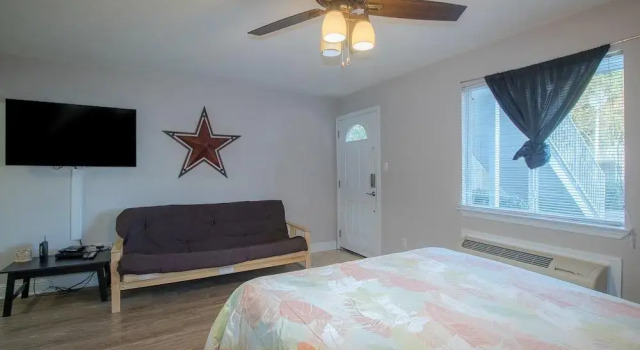 Oak Shores-Oak Shores Studio 56