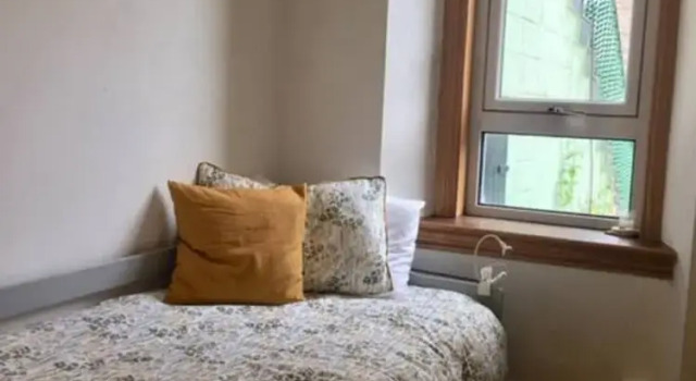 Spacious 3 Bedroom Flat in a Charming Location, Забронировать Отель Эдинбург Midlothian, рядом с Холирудское абатство