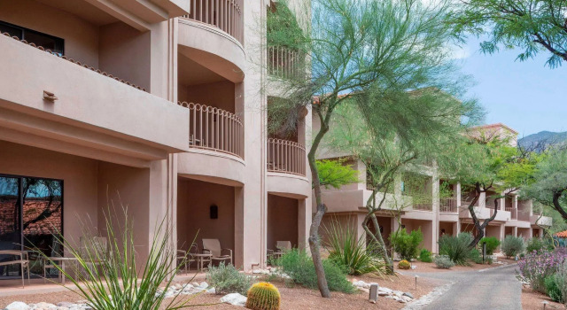 Четырёхместный номер Standard с балконом и с видом на поле для гольфа The Westin La Paloma Resort & Spa