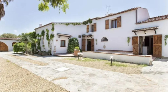 Restored Historic Mansion Paterno with Exclusive Pool, Wifi and AC for 20 people, Забронировать Отель Отели Альгеро с парковкой, Парковка