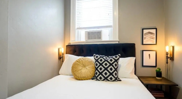 Апартаменты с 2 комнатами The Urban Union Eclectic Historic Apartment Sleeps 4