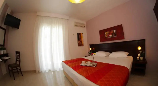 Полулюкс c 1 комнатой с видом на бассейн Sarantis Hotel