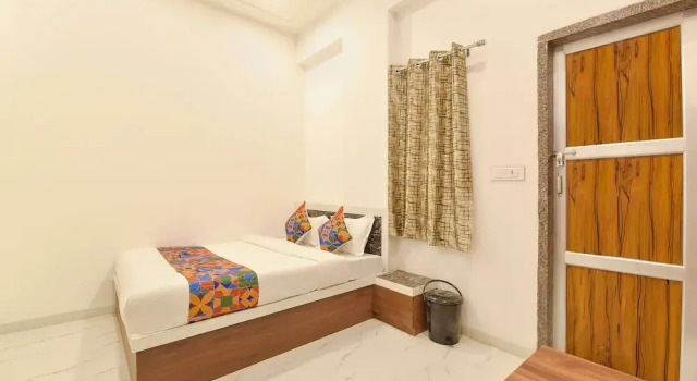 Номер Deluxe FabHotel Shree Radhey Shyam Palace - 500m Khatushyam Temple Khatoo