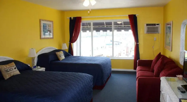 Четырёхместный номер Standard Barefoot Bay Resort & Marina
