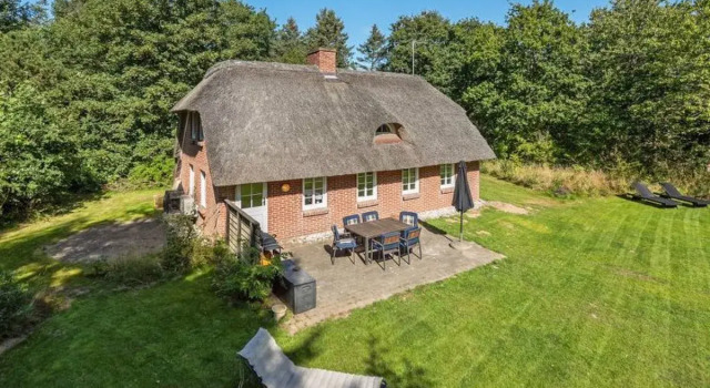 "Sena" - 1.7km from the sea in Western Jutland, Book Hotel Hotels in Husby with Parking, Parking