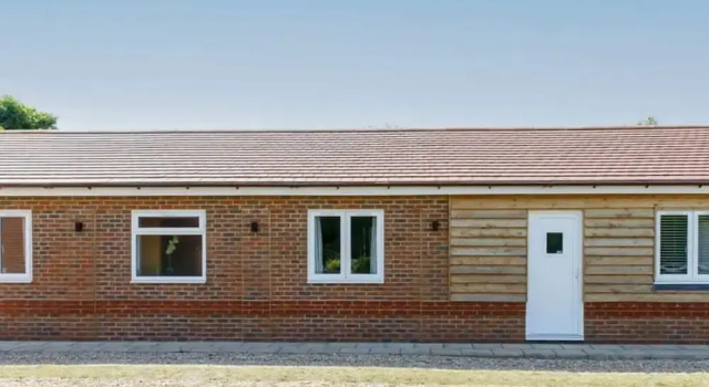 Countryside Bungalow for 4 Close to Beaches, Забронировать Отель Отели Исторического графства Суссекса с парковкой, Парковка