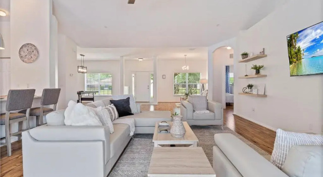 WHISPERING PALM Newly renovated cozy fenced in pool home - sleeps 8