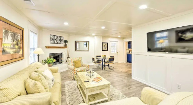 Bright Beaufort Home w/ Porch & Fire Pit!, Réserver Maison de vacances Beaufort 